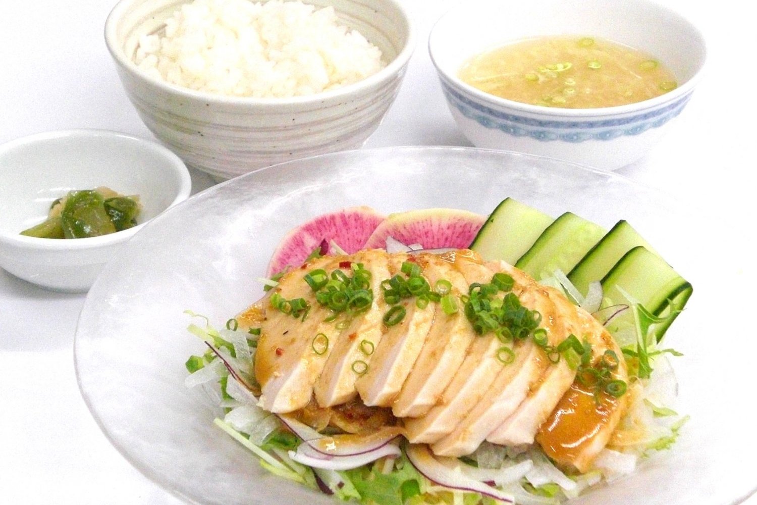 蒸し鶏のピリ辛ソース　サラダ仕立て