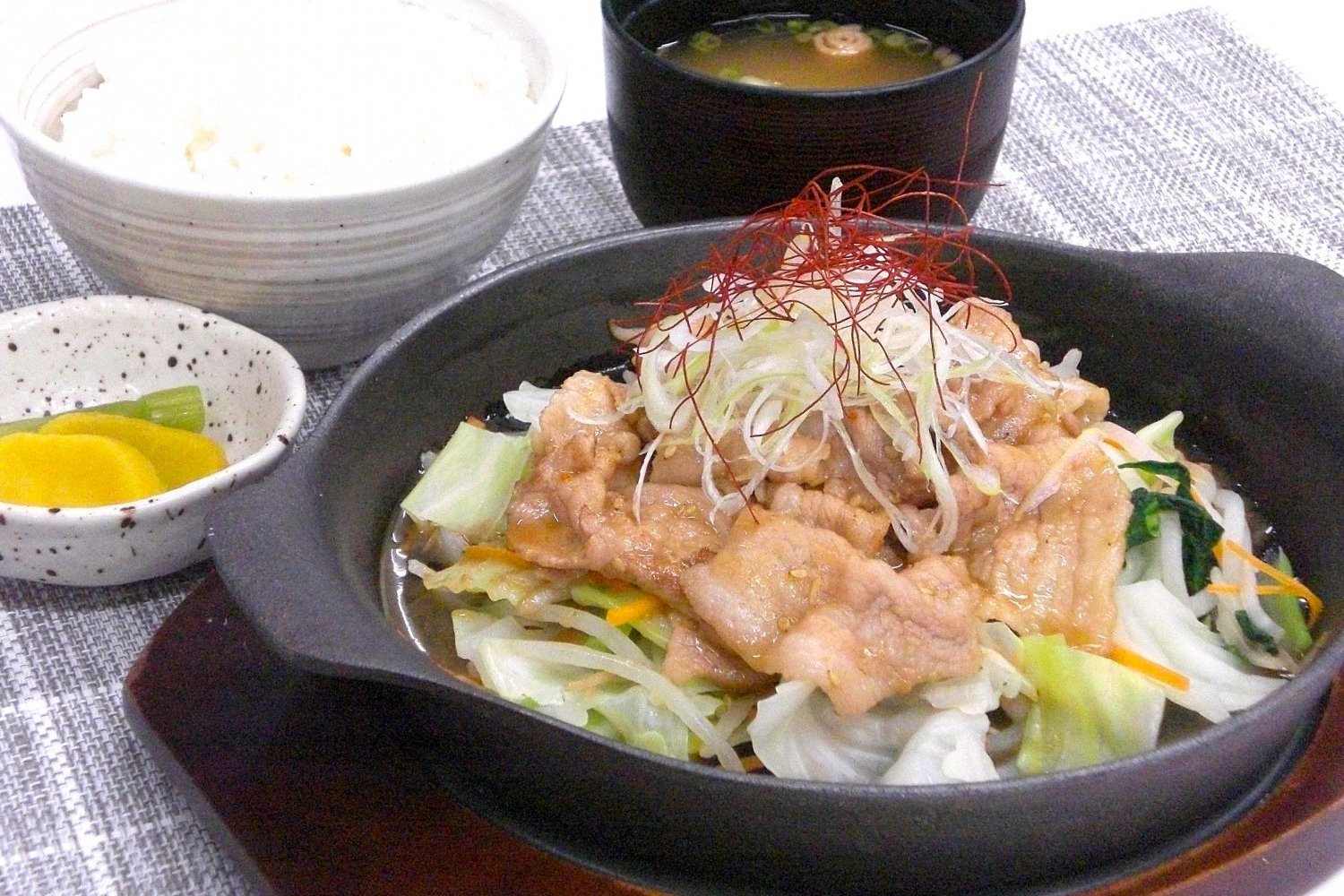 幻豚バラ肉の鉄板焼き<br>～信州味噌たれ～